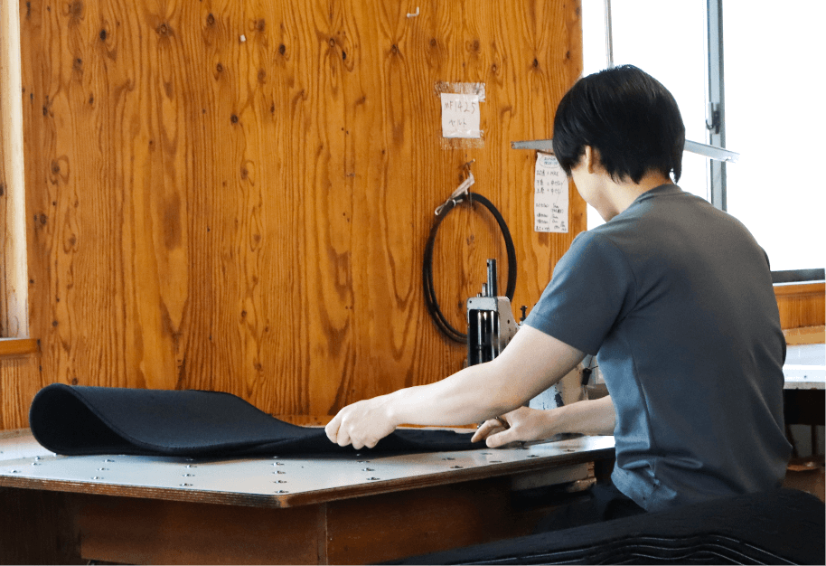 「ミシンでの縫製作業」